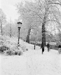 855688 Gezicht over het besneeuwde singelplantsoen ter hoogte het bolwerk Manenburg te Utrecht, met enkele kinderen die ...